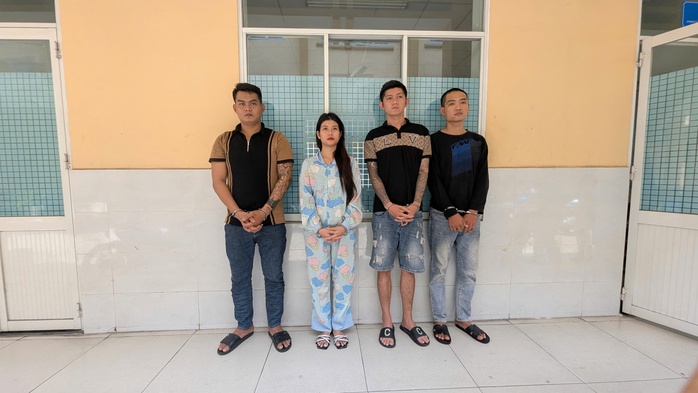 Vụ cô gái đập ly, 2 thanh niên lao vào chém 4 người: Các đối tượng khai gì?- Ảnh 1. Vụ cô gái đập ly, 2 thanh niên lao vào chém 4 người: Các đối tượng khai gì?- Ảnh 1.