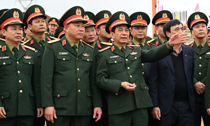 Bộ trưởng Quốc phòng yêu cầu đẩy nhanh tiến độ xây cầu Phong Châu mới- Ảnh 1. Bộ trưởng Quốc phòng yêu cầu đẩy nhanh tiến độ xây cầu Phong Châu mới- Ảnh 1.