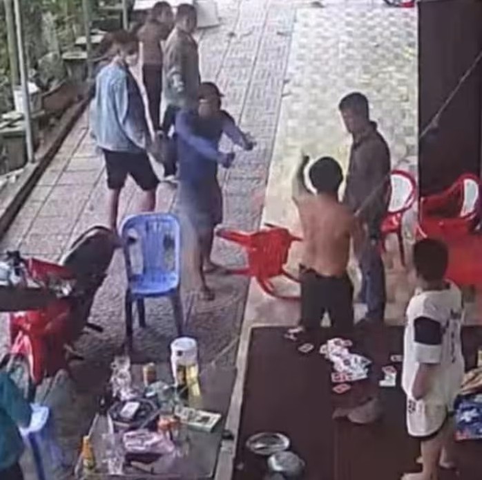 Xác minh nhóm đối tượng nghi cầm súng xông vào nhà dân dọa bắn- Ảnh 1. Xác minh nhóm đối tượng nghi cầm súng xông vào nhà dân dọa bắn- Ảnh 1.