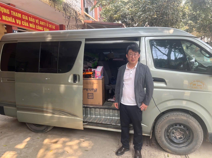 Nhóm người nước ngoài đi xe ô tô, bán hàng giảm giá có dấu hiệu lừa đảo- Ảnh 2. Nhóm người nước ngoài đi xe ô tô, bán hàng giảm giá có dấu hiệu lừa đảo- Ảnh 2.