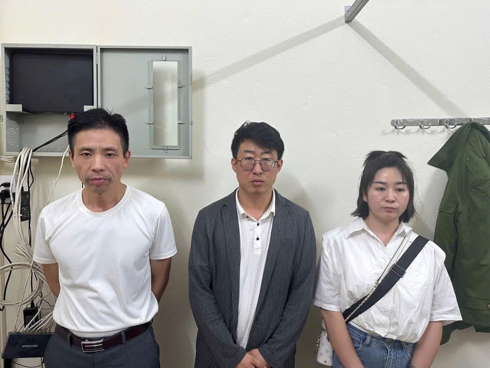 Nhóm người nước ngoài đi xe ô tô, bán hàng giảm giá có dấu hiệu lừa đảo- Ảnh 1. Nhóm người nước ngoài đi xe ô tô, bán hàng giảm giá có dấu hiệu lừa đảo- Ảnh 1.