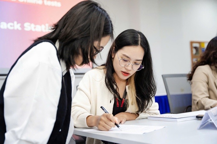 Cắt giảm lương, thưởng: Đi hay ở?- Ảnh 1. Cắt giảm lương, thưởng: Đi hay ở?- Ảnh 1.
