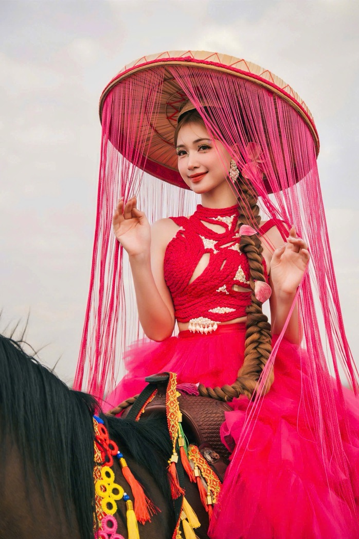 Thiết kế trang phục cho "Bắc Bling", Cao Minh Tiến nói Hòa Minzy "vô cùng khó tính"- Ảnh 5. Thiết kế trang phục cho "Bắc Bling", Cao Minh Tiến nói Hòa Minzy "vô cùng khó tính"- Ảnh 5.