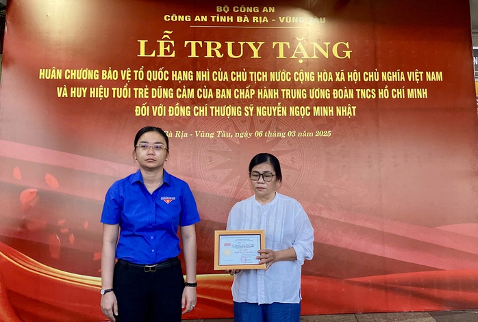 Truy tặng Huân chương bảo vệ Tổ quốc cho chiến sĩ hy sinh khi khống chế đối tượng nguy hiểm- Ảnh 2. Truy tặng Huân chương bảo vệ Tổ quốc cho chiến sĩ hy sinh khi khống chế đối tượng nguy hiểm- Ảnh 2.