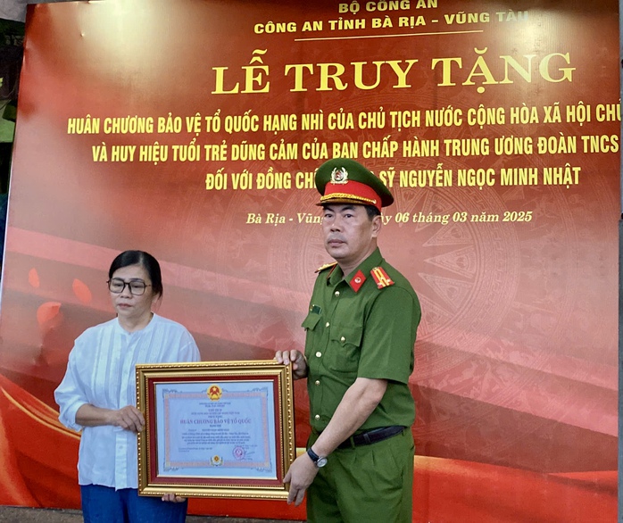Truy tặng Huân chương bảo vệ Tổ quốc cho chiến sĩ hy sinh khi khống chế đối tượng nguy hiểm- Ảnh 1. Truy tặng Huân chương bảo vệ Tổ quốc cho chiến sĩ hy sinh khi khống chế đối tượng nguy hiểm- Ảnh 1.