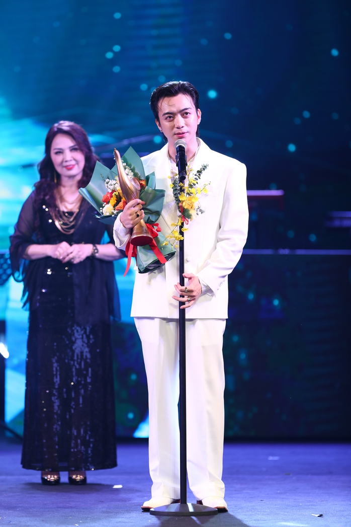 Trang Pháp, Soobin Hoàng Sơn tiếp tục giành giải thưởng
- Ảnh 2. Trang Pháp, Soobin Hoàng Sơn tiếp tục giành giải thưởng
- Ảnh 2.