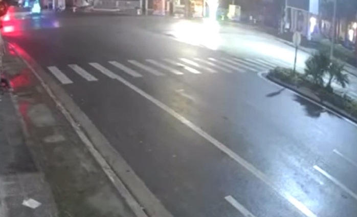 VIDEO: Xe máy kẹp 3 tông vào tường rào UBND huyện, 2 người tử vong- Ảnh 1. VIDEO: Xe máy kẹp 3 tông vào tường rào UBND huyện, 2 người tử vong- Ảnh 1.