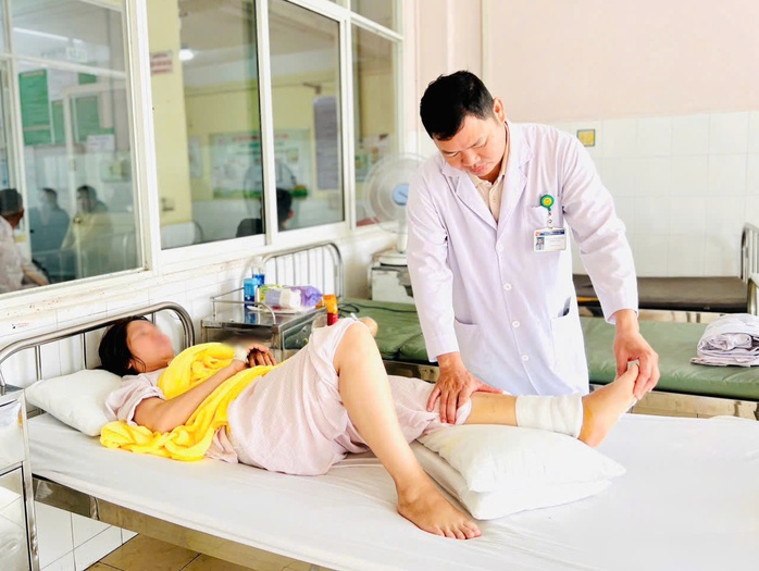 Gãy lún xương mắt cá chân sau cú ngã do nhảy dây - Ảnh 1. Gãy lún xương mắt cá chân sau cú ngã do nhảy dây - Ảnh 1.
