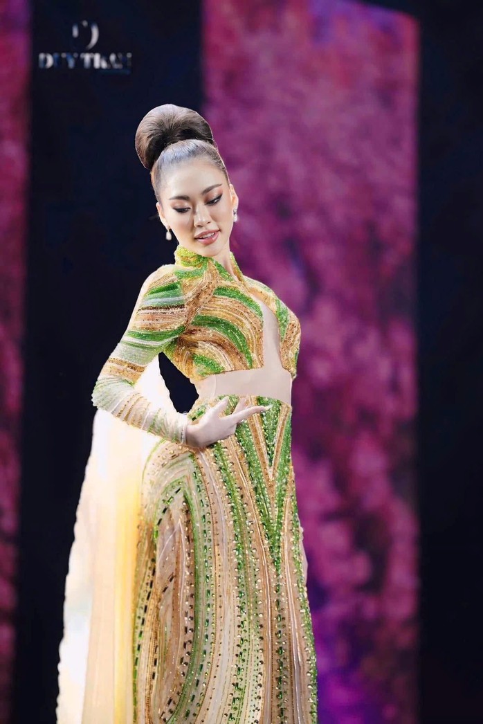 Á hậu 2 Miss Grand Satun 2025 diện thiết kế Duy Trần Á hậu 2 Miss Grand Satun 2025 diện thiết kế Duy Trần