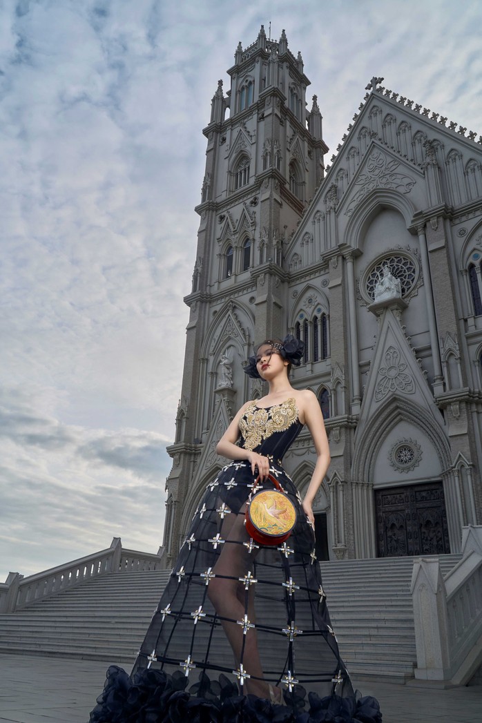 NTK Việt có 22 bộ váy xuất hiện tại "Miss Grand Thailand 2025"- Ảnh 2. NTK Việt có 22 bộ váy xuất hiện tại "Miss Grand Thailand 2025"- Ảnh 2.