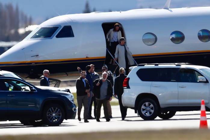 US FBI operatives disembark from a jet and jump straight into a waiting motorcade of SUVs ahead of a Five Eye intelligence meet. Photo / NZME US FBI operatives disembark from a jet and jump straight into a waiting motorcade of SUVs ahead of a Five Eye intelligence meet. Photo / NZME