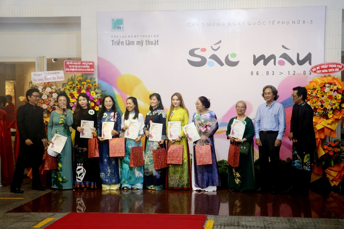 Chị em họa sĩ triển lãm mừng 8-3
- Ảnh 1. Chị em họa sĩ triển lãm mừng 8-3
- Ảnh 1.