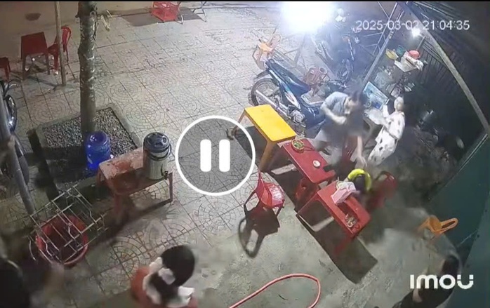 Cộng đồng mạng phẫn nộ việc cô gái ném vật thủy tinh trúng đầu cháu bé- Ảnh 1. Cộng đồng mạng phẫn nộ việc cô gái ném vật thủy tinh trúng đầu cháu bé- Ảnh 1.