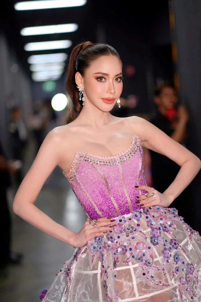 NTK Việt có 22 bộ váy xuất hiện tại "Miss Grand Thailand 2025"- Ảnh 1. NTK Việt có 22 bộ váy xuất hiện tại "Miss Grand Thailand 2025"- Ảnh 1.