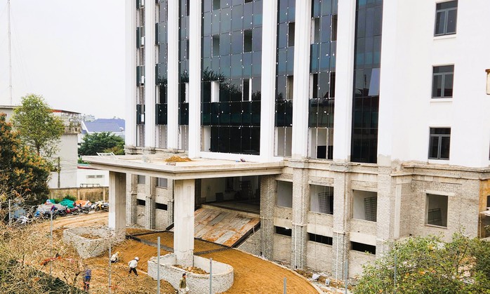 Yêu cầu báo cáo vụ trụ sở huyện "đội vốn" gần 8 tỉ đồng- Ảnh 2. Yêu cầu báo cáo vụ trụ sở huyện "đội vốn" gần 8 tỉ đồng- Ảnh 2.