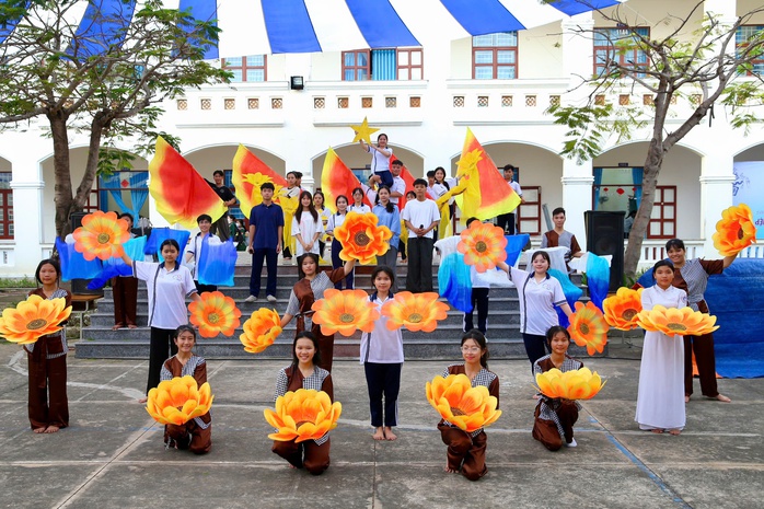 Khai mạc “Đưa trường học đến thí sinh” 2025: Thông tin “hot” về tuyển sinh, hướng nghiệp- Ảnh 2. Khai mạc “Đưa trường học đến thí sinh” 2025: Thông tin “hot” về tuyển sinh, hướng nghiệp- Ảnh 2.