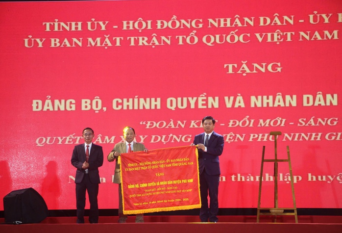 Hàng ngàn người dự lễ kỷ niệm 20 năm thành lập huyện Phú Ninh- Ảnh 5. Hàng ngàn người dự lễ kỷ niệm 20 năm thành lập huyện Phú Ninh- Ảnh 5.