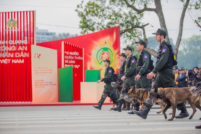 Mãn nhãn với màn trình diễn kỵ binh, cảnh khuyển trấn áp tội phạm bên hồ Gươm- Ảnh 10. Mãn nhãn với màn trình diễn kỵ binh, cảnh khuyển trấn áp tội phạm bên hồ Gươm- Ảnh 10.