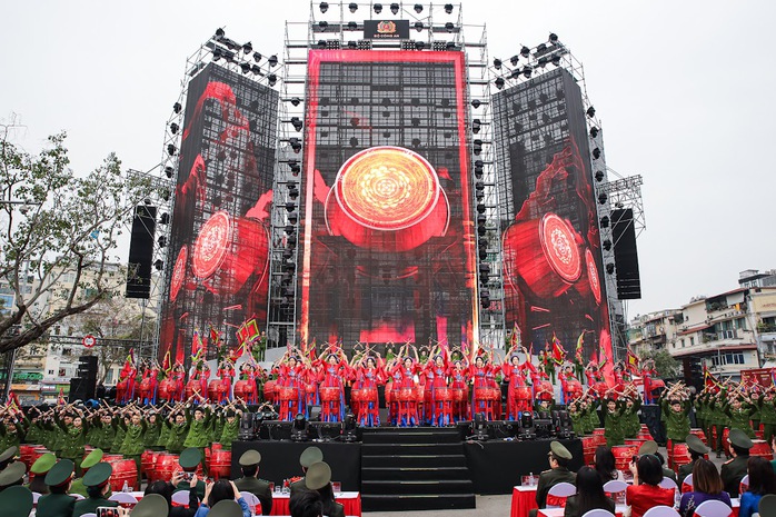 Ngắm những "bông hồng thép" thuộc Công an nhân dân duyên dáng trong tà áo dài bên hồ Gươm- Ảnh 1. Ngắm những "bông hồng thép" thuộc Công an nhân dân duyên dáng trong tà áo dài bên hồ Gươm- Ảnh 1.