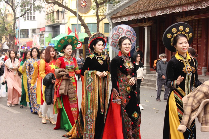 Ngắm những "bông hồng thép" thuộc Công an nhân dân duyên dáng trong tà áo dài bên hồ Gươm- Ảnh 9. Ngắm những "bông hồng thép" thuộc Công an nhân dân duyên dáng trong tà áo dài bên hồ Gươm- Ảnh 9.