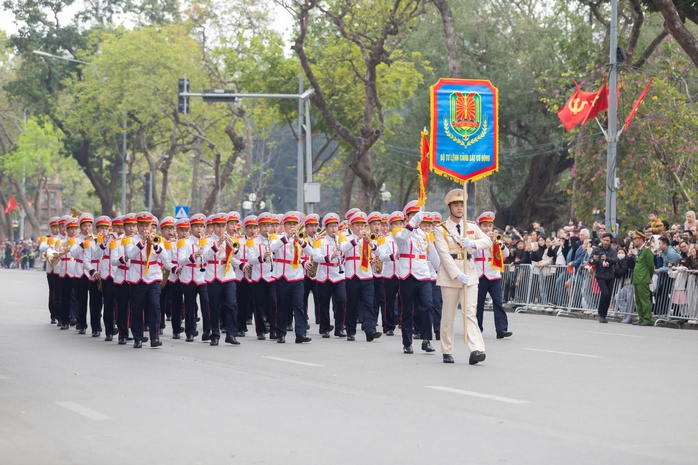 Mãn nhãn với màn trình diễn kỵ binh, cảnh khuyển trấn áp tội phạm bên hồ Gươm- Ảnh 1. Mãn nhãn với màn trình diễn kỵ binh, cảnh khuyển trấn áp tội phạm bên hồ Gươm- Ảnh 1.