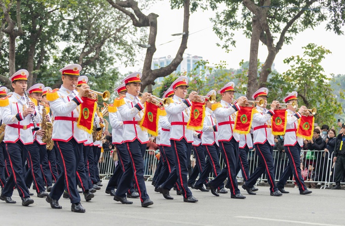 Mãn nhãn với màn trình diễn kỵ binh, cảnh khuyển trấn áp tội phạm bên hồ Gươm- Ảnh 2. Mãn nhãn với màn trình diễn kỵ binh, cảnh khuyển trấn áp tội phạm bên hồ Gươm- Ảnh 2.