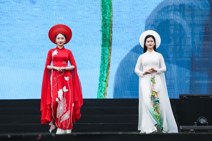 Ngắm những "bông hồng thép" thuộc Công an nhân dân duyên dáng trong tà áo dài bên hồ Gươm- Ảnh 4. Ngắm những "bông hồng thép" thuộc Công an nhân dân duyên dáng trong tà áo dài bên hồ Gươm- Ảnh 4.