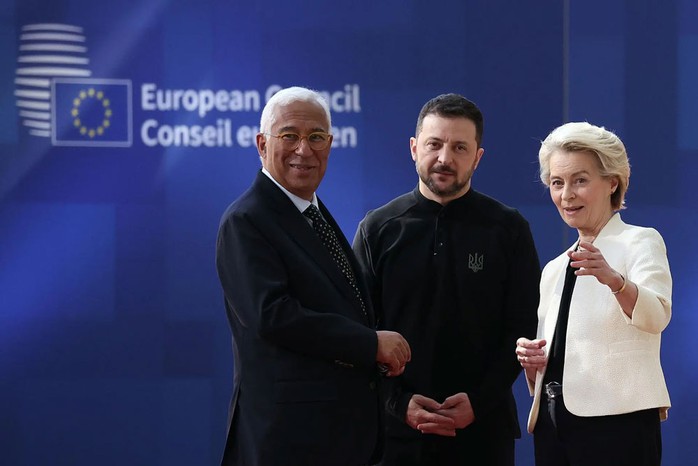 Từ trái qua: Chủ tịch Hội đồng châu Âu Antonio Costa, Tổng thống Ukraine Volodymyr Zelensky và Chủ tịch Ủy ban châu Âu Ursula von der Leyen tại cuộc họp Hội đồng châu Âu ở Brussels - Bỉ ngày 6-3. Ảnh: EFE Từ trái qua: Chủ tịch Hội đồng châu Âu Antonio Costa, Tổng thống Ukraine Volodymyr Zelensky và Chủ tịch Ủy ban châu Âu Ursula von der Leyen tại cuộc họp Hội đồng châu Âu ở Brussels - Bỉ ngày 6-3. Ảnh: EFE