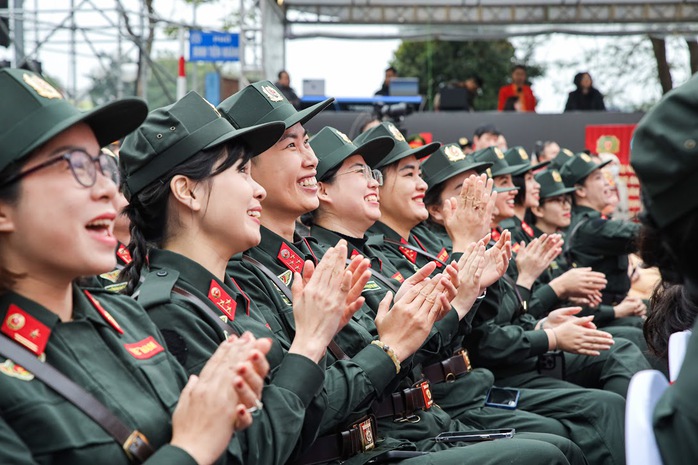 Ngắm những "bông hồng thép" thuộc Công an nhân dân duyên dáng trong tà áo dài bên hồ Gươm- Ảnh 7. Ngắm những "bông hồng thép" thuộc Công an nhân dân duyên dáng trong tà áo dài bên hồ Gươm- Ảnh 7.