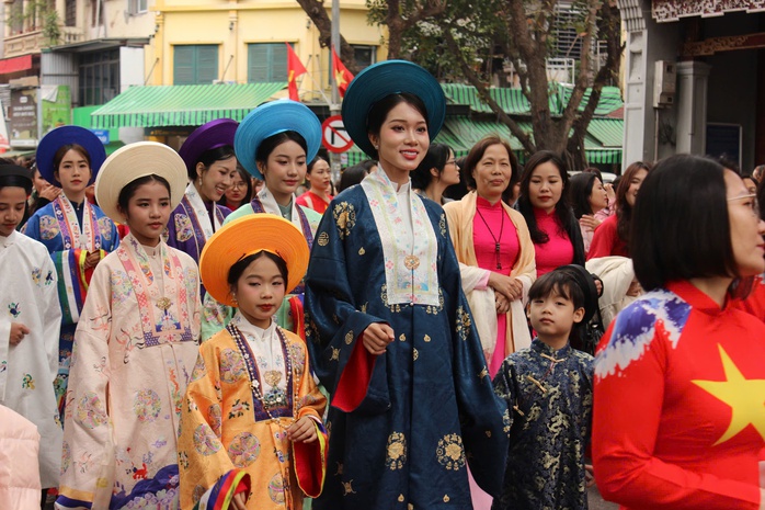 Ngắm những "bông hồng thép" thuộc Công an nhân dân duyên dáng trong tà áo dài bên hồ Gươm- Ảnh 10. Ngắm những "bông hồng thép" thuộc Công an nhân dân duyên dáng trong tà áo dài bên hồ Gươm- Ảnh 10.