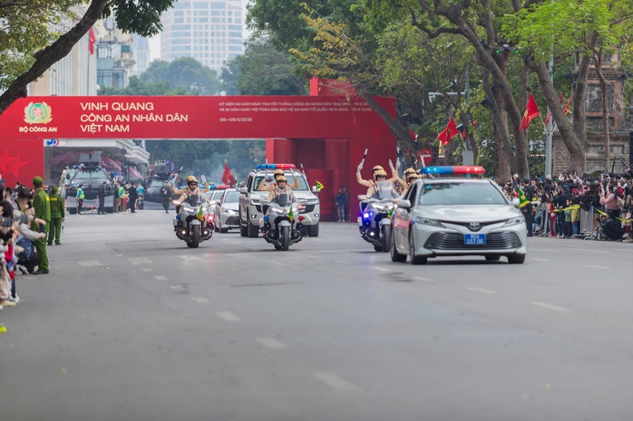 Mãn nhãn với màn trình diễn kỵ binh, cảnh khuyển trấn áp tội phạm bên hồ Gươm- Ảnh 3. Mãn nhãn với màn trình diễn kỵ binh, cảnh khuyển trấn áp tội phạm bên hồ Gươm- Ảnh 3.