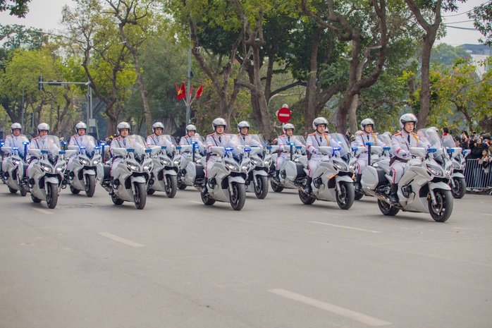 Mãn nhãn với màn trình diễn kỵ binh, cảnh khuyển trấn áp tội phạm bên hồ Gươm- Ảnh 4. Mãn nhãn với màn trình diễn kỵ binh, cảnh khuyển trấn áp tội phạm bên hồ Gươm- Ảnh 4.