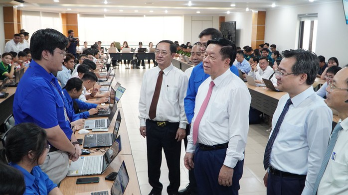 Trưởng Ban Tuyên giáo và Dân vận Trung ương Nguyễn Trọng Nghĩa và Phó Bí thư Thường trực Thành ủy TP HCM Nguyễn Thanh Nghị động viên thí sinh tham gia cuộc thi “Tự hào Việt Nam” Trưởng Ban Tuyên giáo và Dân vận Trung ương Nguyễn Trọng Nghĩa và Phó Bí thư Thường trực Thành ủy TP HCM Nguyễn Thanh Nghị động viên thí sinh tham gia cuộc thi “Tự hào Việt Nam”