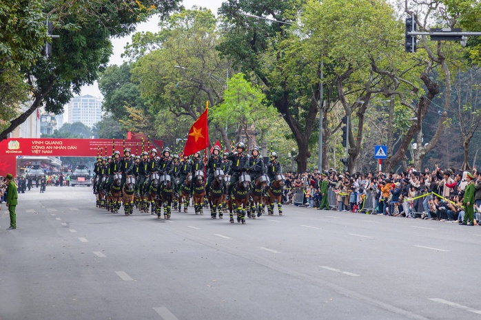 Mãn nhãn với màn trình diễn kỵ binh, cảnh khuyển trấn áp tội phạm bên hồ Gươm- Ảnh 6. Mãn nhãn với màn trình diễn kỵ binh, cảnh khuyển trấn áp tội phạm bên hồ Gươm- Ảnh 6.