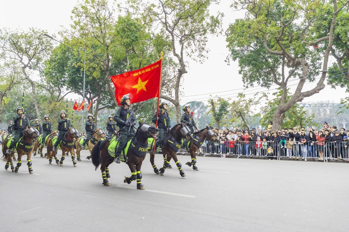 Mãn nhãn với màn trình diễn kỵ binh, cảnh khuyển trấn áp tội phạm bên hồ Gươm- Ảnh 7. Mãn nhãn với màn trình diễn kỵ binh, cảnh khuyển trấn áp tội phạm bên hồ Gươm- Ảnh 7.