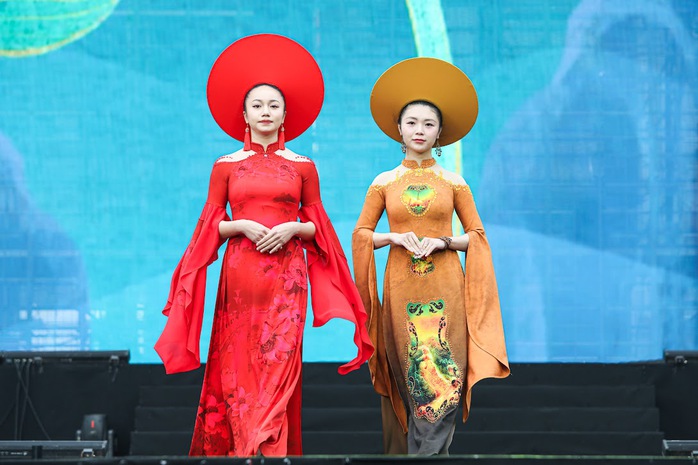 Ngắm những "bông hồng thép" thuộc Công an nhân dân duyên dáng trong tà áo dài bên hồ Gươm- Ảnh 5. Ngắm những "bông hồng thép" thuộc Công an nhân dân duyên dáng trong tà áo dài bên hồ Gươm- Ảnh 5.