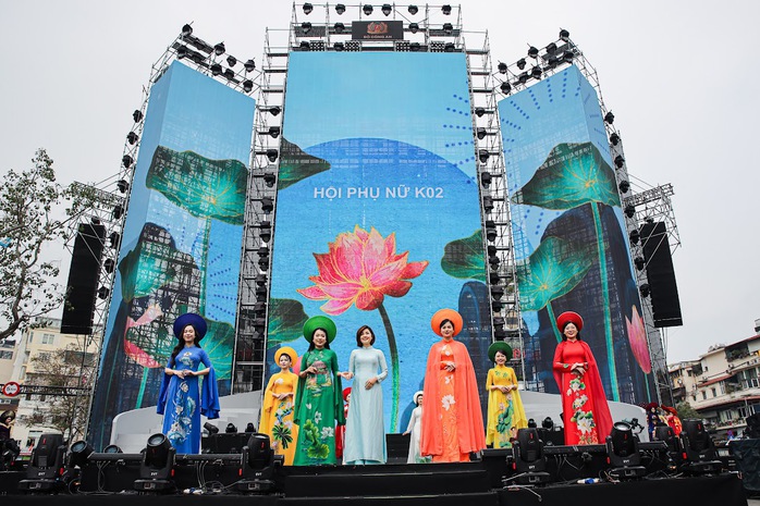 Ngắm những "bông hồng thép" thuộc Công an nhân dân duyên dáng trong tà áo dài bên hồ Gươm- Ảnh 3. Ngắm những "bông hồng thép" thuộc Công an nhân dân duyên dáng trong tà áo dài bên hồ Gươm- Ảnh 3.