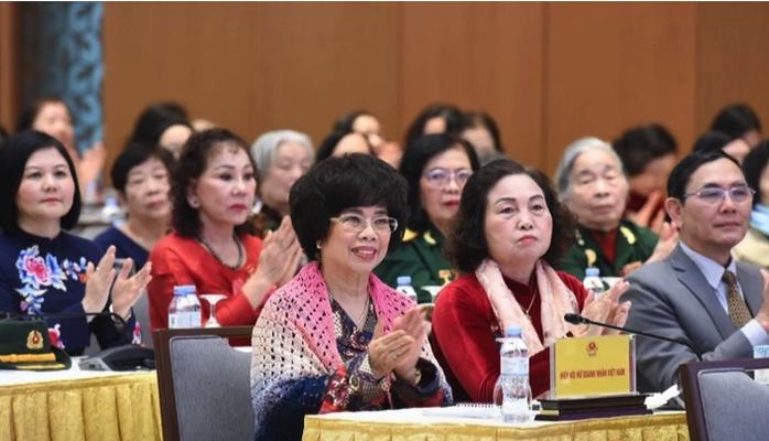 Thủ tướng gặp mặt các nữ Anh hùng, nhà khoa học nữ- Ảnh 5. Thủ tướng gặp mặt các nữ Anh hùng, nhà khoa học nữ- Ảnh 5.