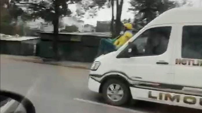 Kinh hãi cảnh tài xế xe ôm ngồi trên nắp capo xe Limousine chạy trên đường- Ảnh 1. Kinh hãi cảnh tài xế xe ôm ngồi trên nắp capo xe Limousine chạy trên đường- Ảnh 1.