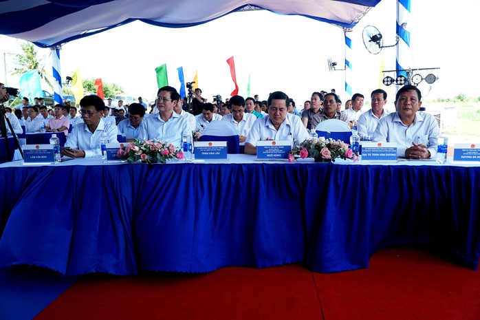 Phát động thi đua hoàn thành dự án cấp điện cho Côn Đảo- Ảnh 1. Phát động thi đua hoàn thành dự án cấp điện cho Côn Đảo- Ảnh 1.