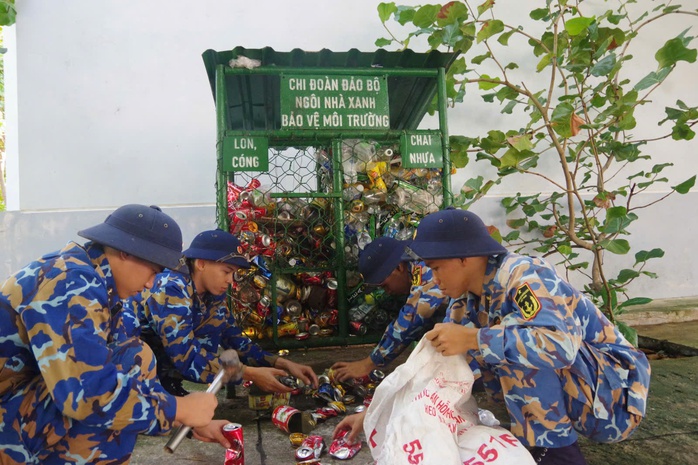 Lữ đoàn Trường Sa phát động "Ngày thứ 7 tình nguyện"- Ảnh 3. Lữ đoàn Trường Sa phát động "Ngày thứ 7 tình nguyện"- Ảnh 3.