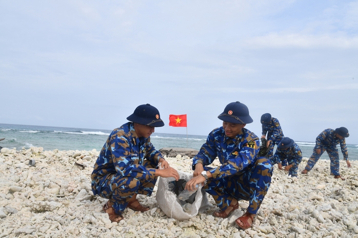 Lữ đoàn Trường Sa phát động "Ngày thứ 7 tình nguyện"- Ảnh 4. Lữ đoàn Trường Sa phát động "Ngày thứ 7 tình nguyện"- Ảnh 4.