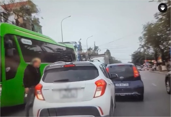 VIDEO: Nam thanh niên tóc vàng chặn xe ô tô, hành hung tài xế- Ảnh 1. VIDEO: Nam thanh niên tóc vàng chặn xe ô tô, hành hung tài xế- Ảnh 1.