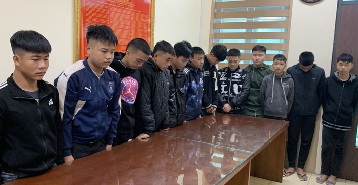 Cầm dao kiếm "hỗn chiến" gây náo loạn đường phố ở Thanh Hóa- Ảnh 1. Cầm dao kiếm "hỗn chiến" gây náo loạn đường phố ở Thanh Hóa- Ảnh 1.