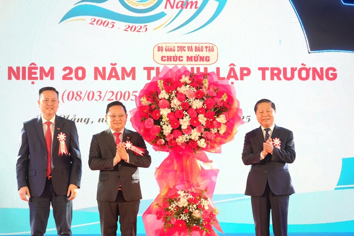 Trường Cao đẳng Công nghệ Y - Dược Việt Nam kỷ niệm 20 năm thành lập, phát triển- Ảnh 1. Trường Cao đẳng Công nghệ Y - Dược Việt Nam kỷ niệm 20 năm thành lập, phát triển- Ảnh 1.