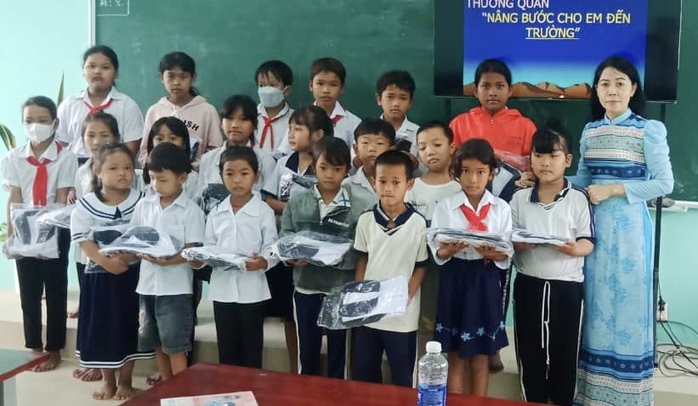 Cuộc thi viết "Người thầy kính yêu": Tận tụy dạy dỗ học trò- Ảnh 1. Cuộc thi viết "Người thầy kính yêu": Tận tụy dạy dỗ học trò- Ảnh 1.