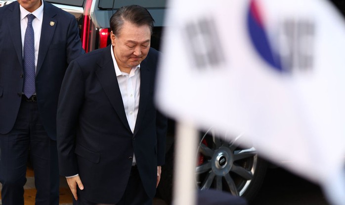 Tổng thống Hàn Quốc bị luận tội Yoon Suk-yeol chào những người ủng hộ sau khi được trả tự do hôm 8-3. Ảnh: YONHAP Tổng thống Hàn Quốc bị luận tội Yoon Suk-yeol chào những người ủng hộ sau khi được trả tự do hôm 8-3. Ảnh: YONHAP