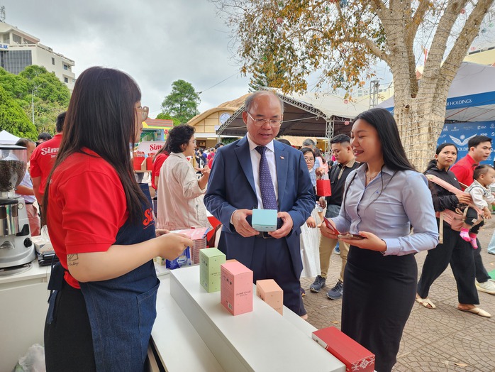 Hàng ngàn người dân tham quan, mua sắm tại hội chợ Lễ hội cà phê Buôn Ma Thuột- Ảnh 2. Hàng ngàn người dân tham quan, mua sắm tại hội chợ Lễ hội cà phê Buôn Ma Thuột- Ảnh 2.