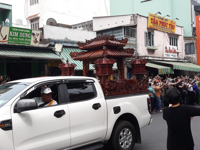 Đông đảo khán giả tiễn biệt diễn viên Quý Bình- Ảnh 6. Đông đảo khán giả tiễn biệt diễn viên Quý Bình- Ảnh 6.