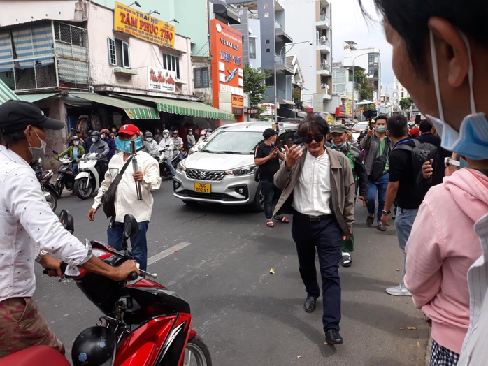 Đông đảo khán giả tiễn biệt diễn viên Quý Bình- Ảnh 12. Đông đảo khán giả tiễn biệt diễn viên Quý Bình- Ảnh 12.